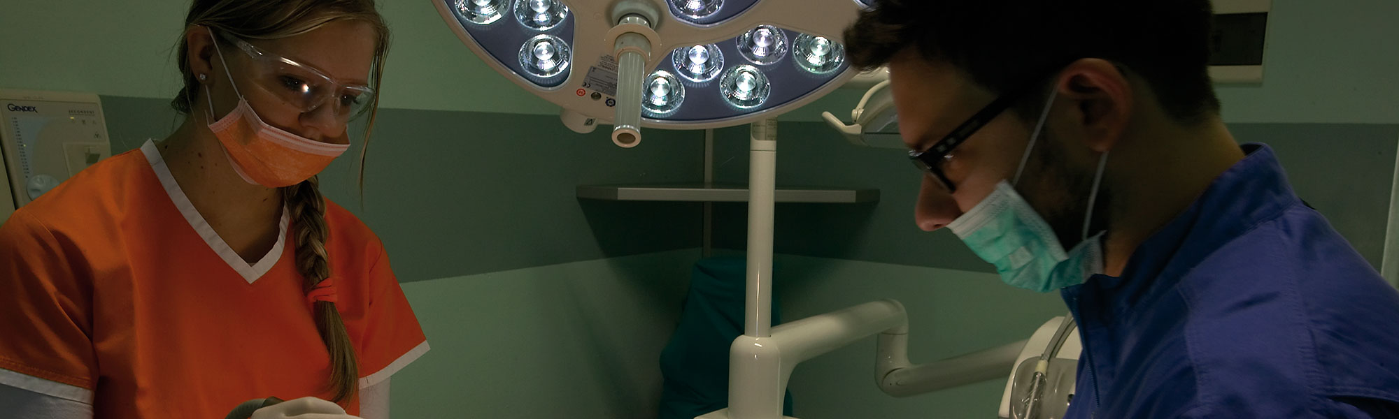 operazione odontoiatria implantologia